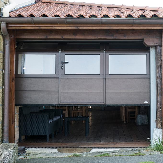 Puerta seccional de garaje y residencial